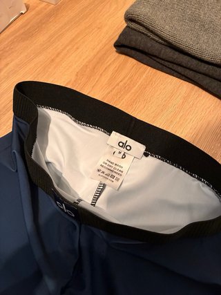Conjunto deportivo Alo Yoga azul sin estrenar.