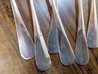 Juego de cubiertos de metal plateado