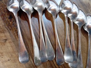 Juego de cubiertos de metal plateado