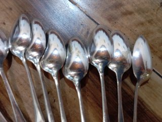 Juego de cubiertos de metal plateado