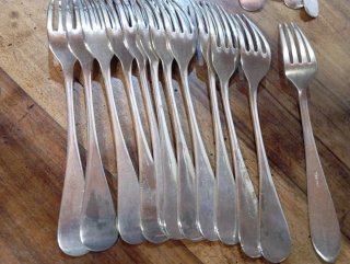 Juego de cubiertos de metal plateado