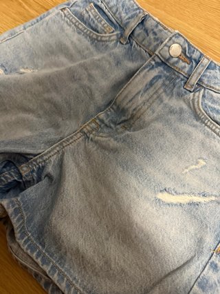 Pantalones vaqueros cortos desgastados