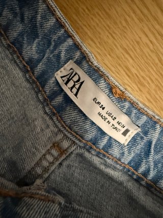 Pantalones vaqueros cortos desgastados