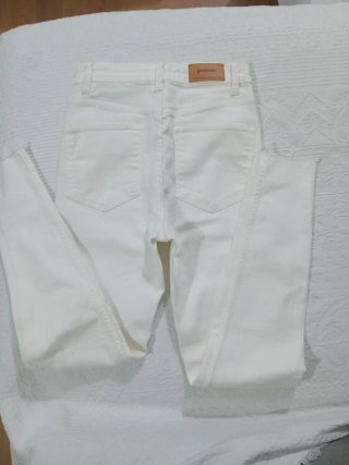 Pantalón pitillo blanco Stradivarius