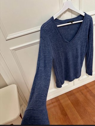 Jersey fino azul cuello pico.