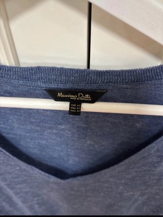 Jersey fino azul cuello pico.