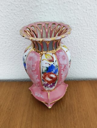 Jarrón muy antiguo de porcelana