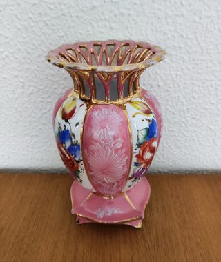 Jarrón muy antiguo de porcelana