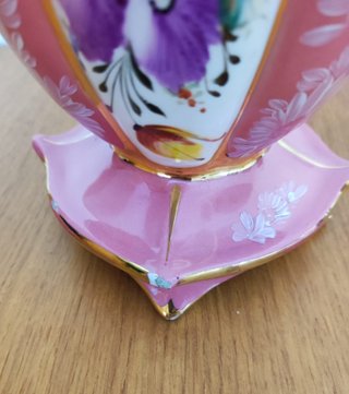 Jarrón muy antiguo de porcelana