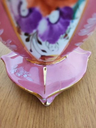 Jarrón muy antiguo de porcelana