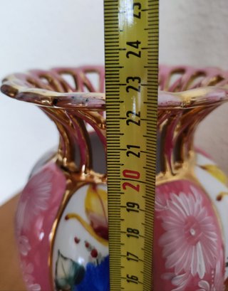 Jarrón muy antiguo de porcelana