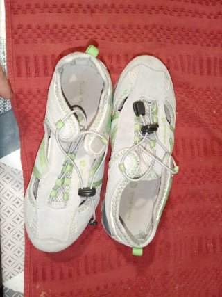 Sandalias de trekking grises y verdes
