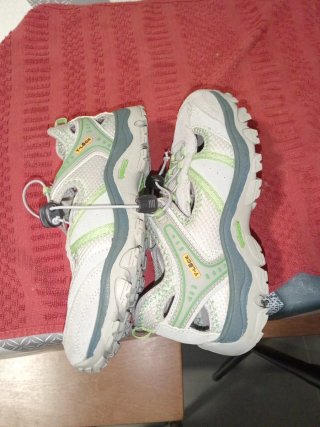 Sandalias de trekking grises y verdes