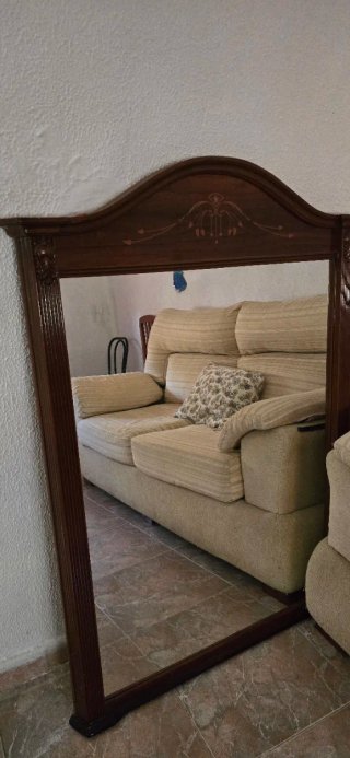 Espejo de madera con marco decorado