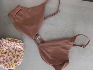 Bikini marrón y amarillo floral