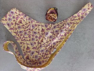 Bikini marrón y amarillo floral
