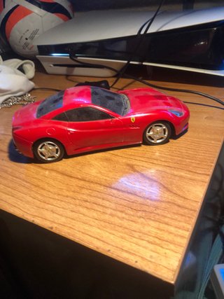 Coche de juguete rojo