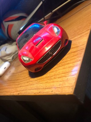 Coche de juguete rojo