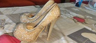Zapatos de tacón dorados con pedrería