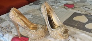 Zapatos de tacón dorados con pedrería
