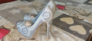 Zapatos de tacón dorados con pedrería