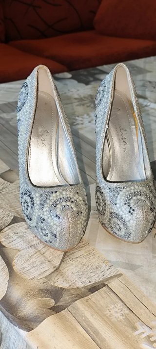 Zapatos de tacón dorados con pedrería