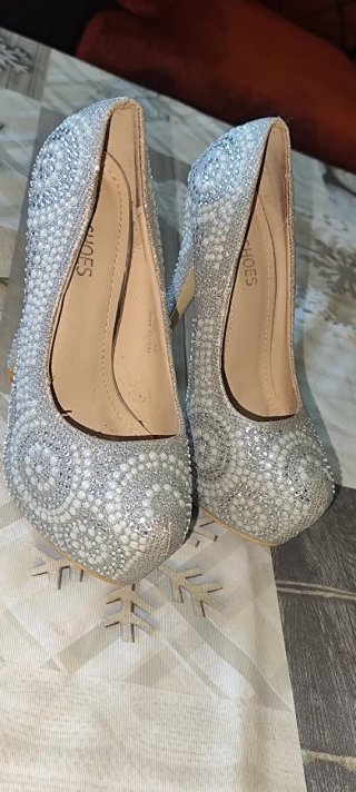 Zapatos de tacón dorados con pedrería