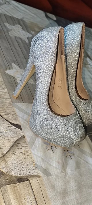 Zapatos de tacón dorados con pedrería