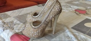 Zapatos de tacón dorados con pedrería