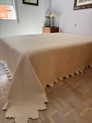 Colcha beige con diseño floral