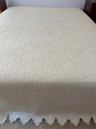 Colcha beige con diseño floral