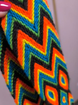 Bolso Wayuu Negro con Tiras Multicolor