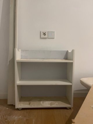 Estantería Ikea blanca y roja