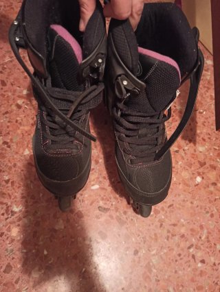 Patines en línea negros con detalles rosas