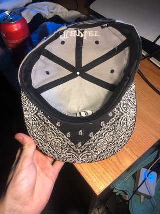 Gorra estilo béisbol con diseño C