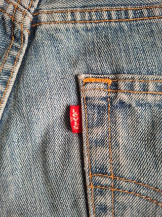 Short Levi's585 con apliegues de perlas y pedrería
