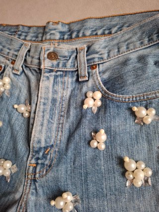 Short Levi's585 con apliegues de perlas y pedrería