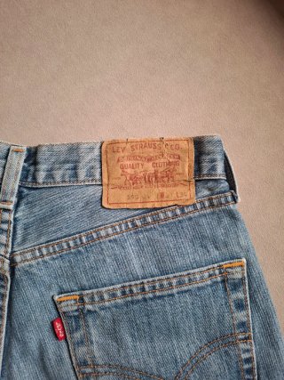 Short Levi's585 con apliegues de perlas y pedrería