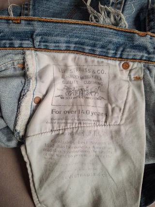 Short Levi's585 con apliegues de perlas y pedrería