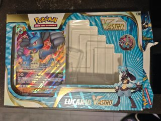Pack Lucario V ASTRO Pokémon abierto