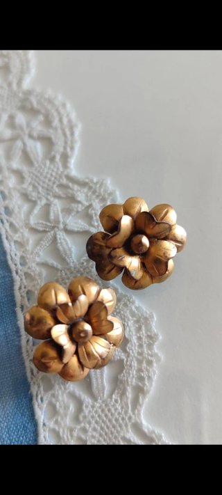 Botones dorados antiguos, metálicos,forma de flor