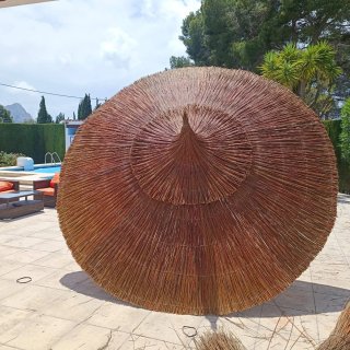 Sombrillas de paja para piscina