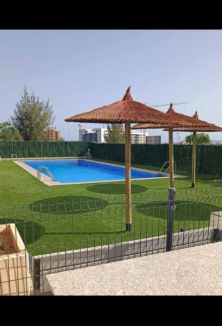 Sombrillas de paja para piscina