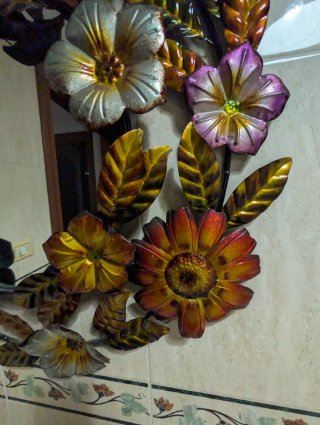 Specchio con fiori in ferro battuto