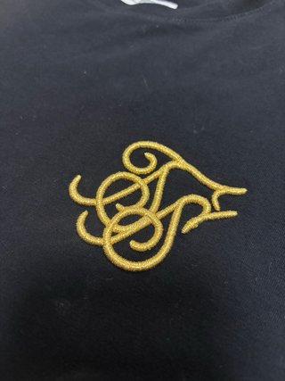 Camiseta SikSilk Negra con Detalles Dorados