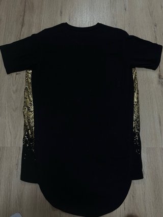 Camiseta SikSilk Negra con Detalles Dorados