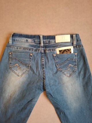 Jeans Fendi skinny color azul claro desgastado