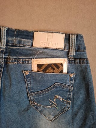 Jeans Fendi skinny color azul claro desgastado