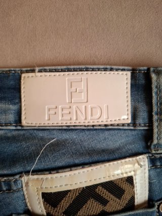 Jeans Fendi skinny color azul claro desgastado