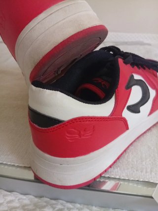 Zapatillas John Smith Negras y Rojas